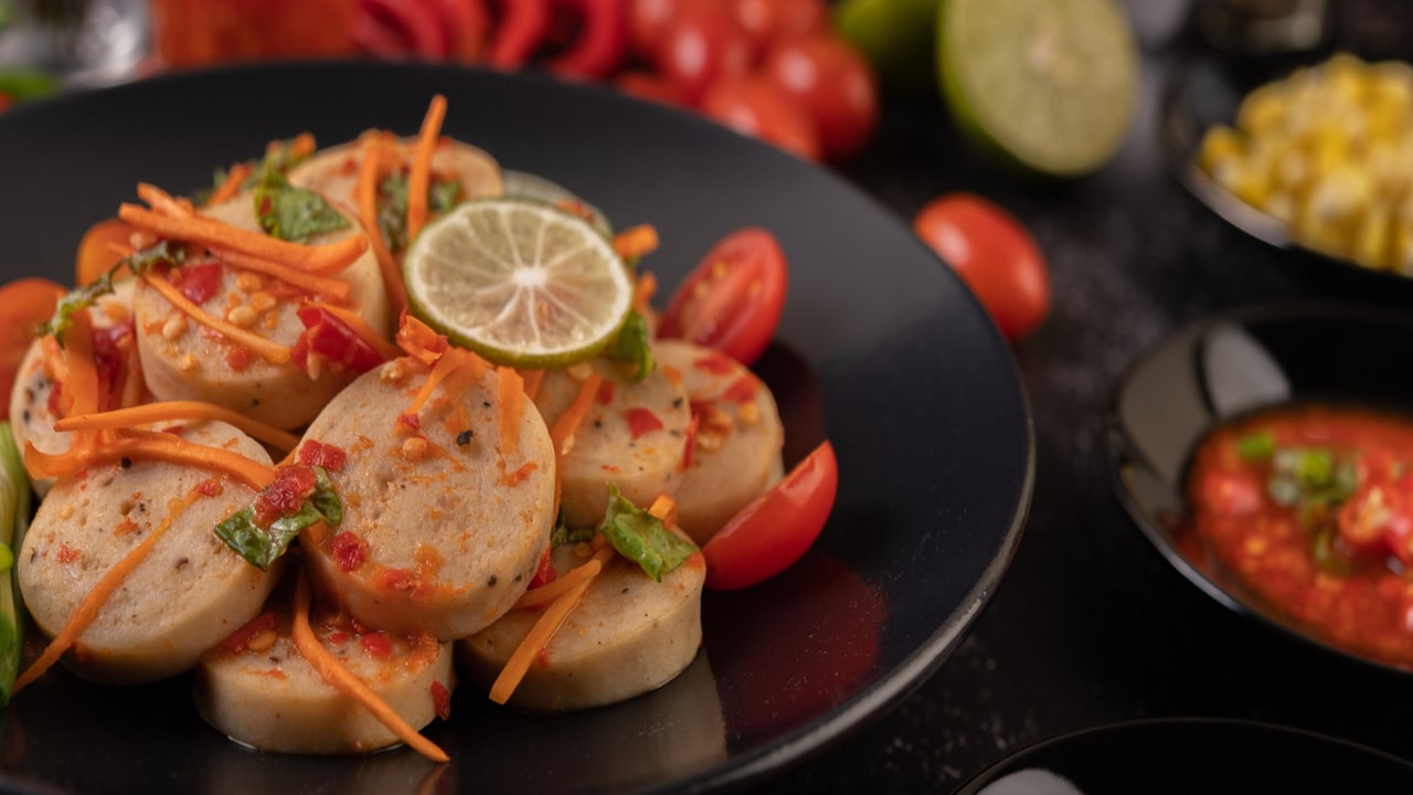 Salada de Salsicha de Porco Vietnamita com Pimenta, Limão, Alho e Tomate