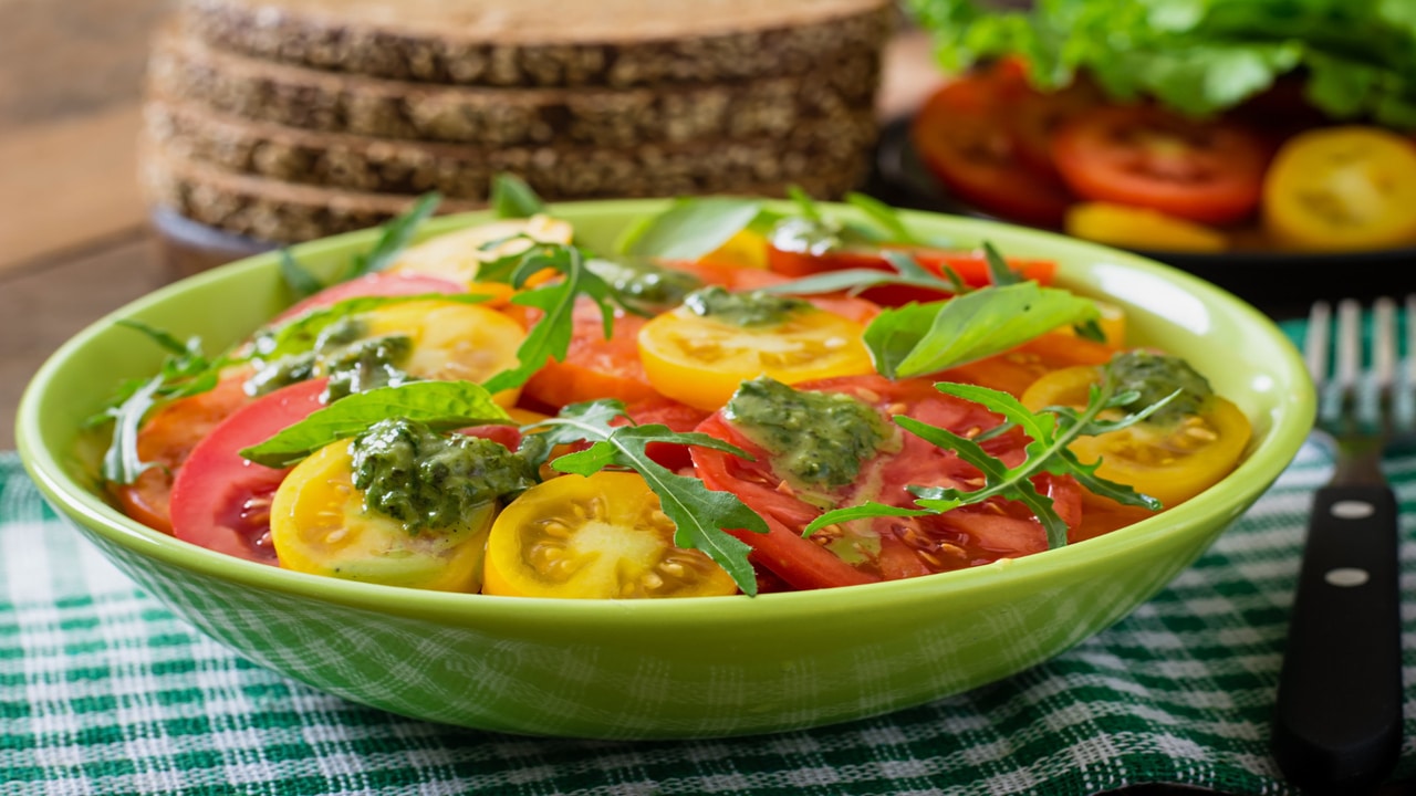 Salada de tomate verão com manjericão, pesto e rúcula