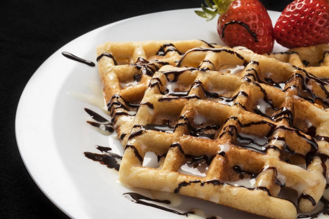 Waffles Caseiros com Mel e Morangos Um Prazer Para o Café da Manhã