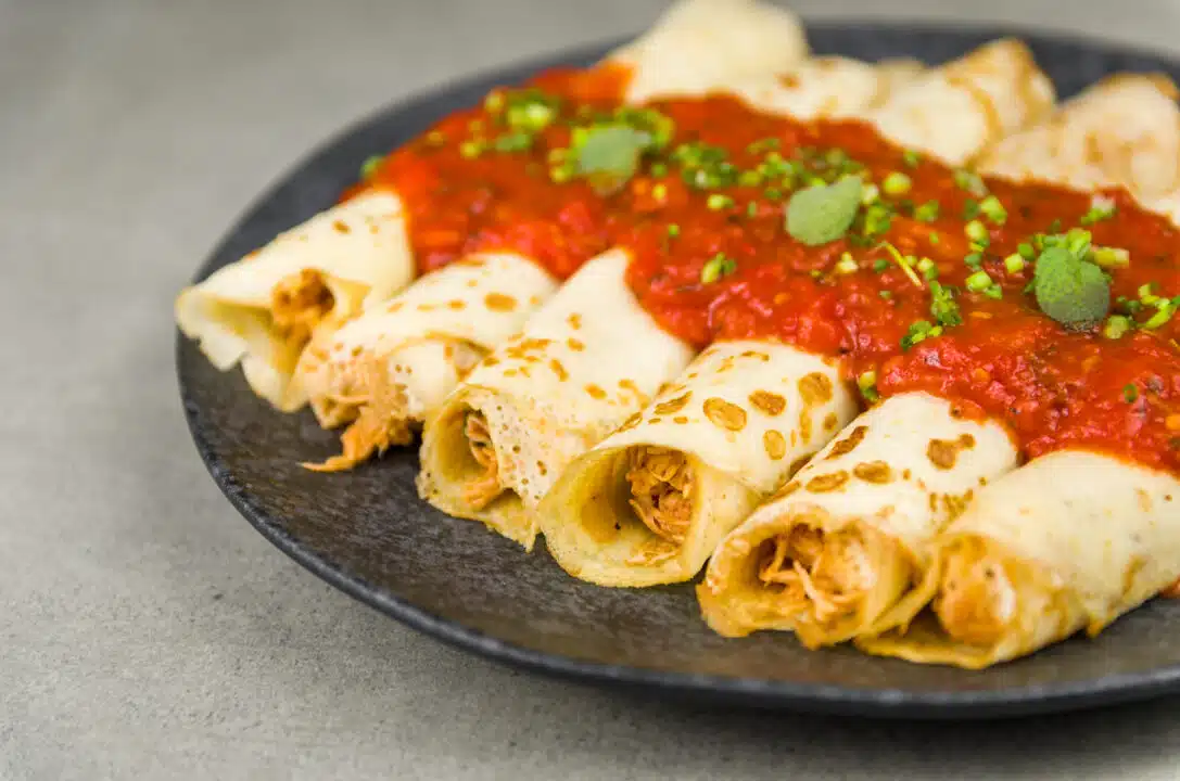 Panqueca com Recheio de Frango Cobertas com Molho ao Sugo Divinas