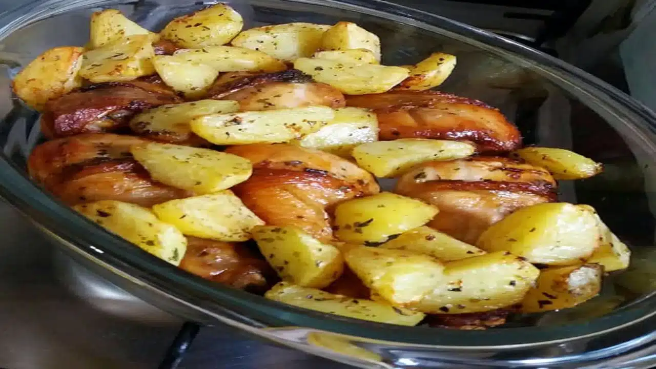 Frango Assado com Batatas e Maionese A Receita Simples que Vai Surpreender no Almoço