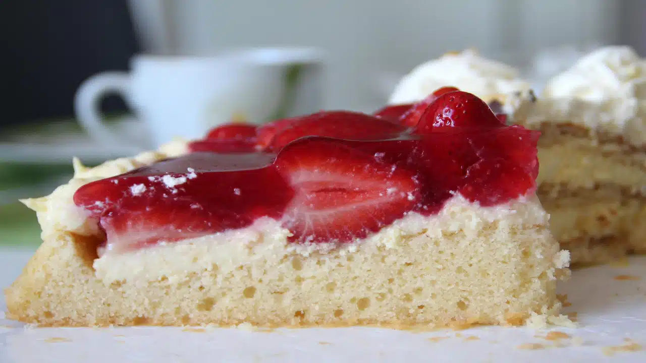 Bolo de Morango e Nata Recheado: A Sobremesa Perfeita para Encantar e Refrescar