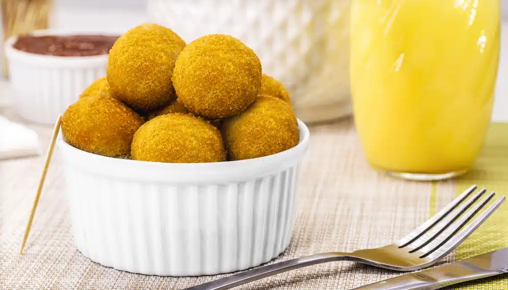 Bolinho de mandioca com queijo que derrete na boca amoo fazer