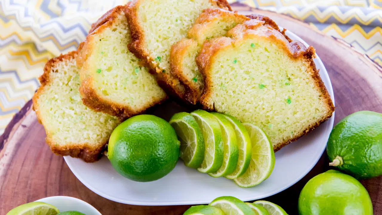 Bolo de Leite Condensado com Casquinha de Limão Não Fica Só Olhando 