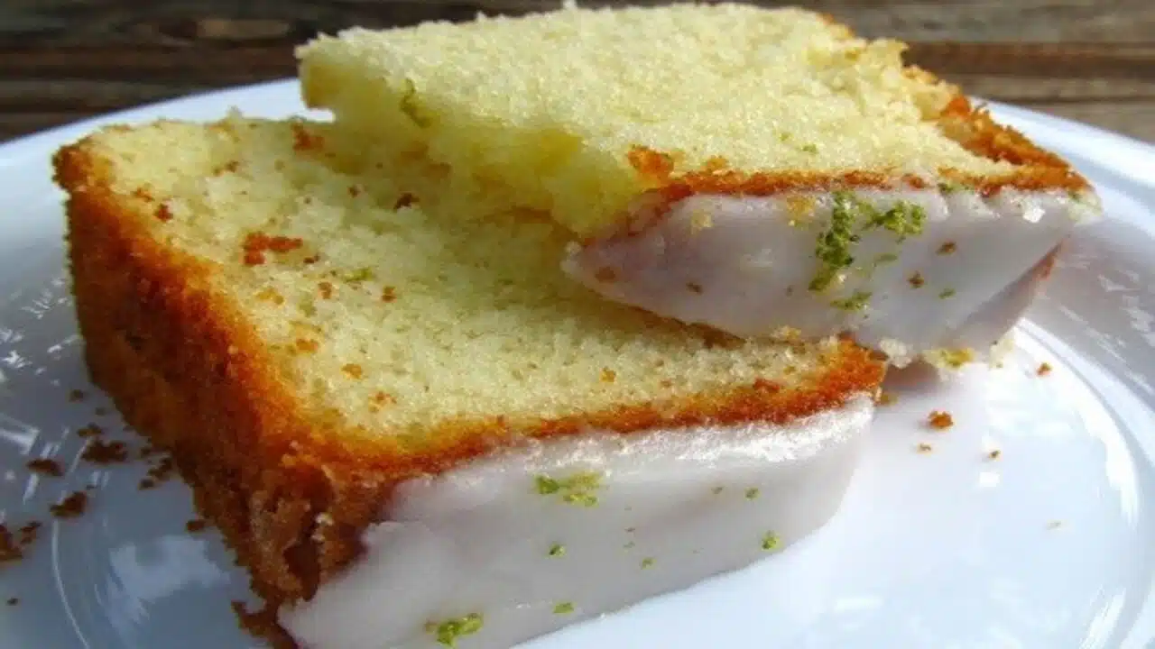 Bolo de Leite Condensado com Casquinha de Limão Receita Fofinha e Irresistível