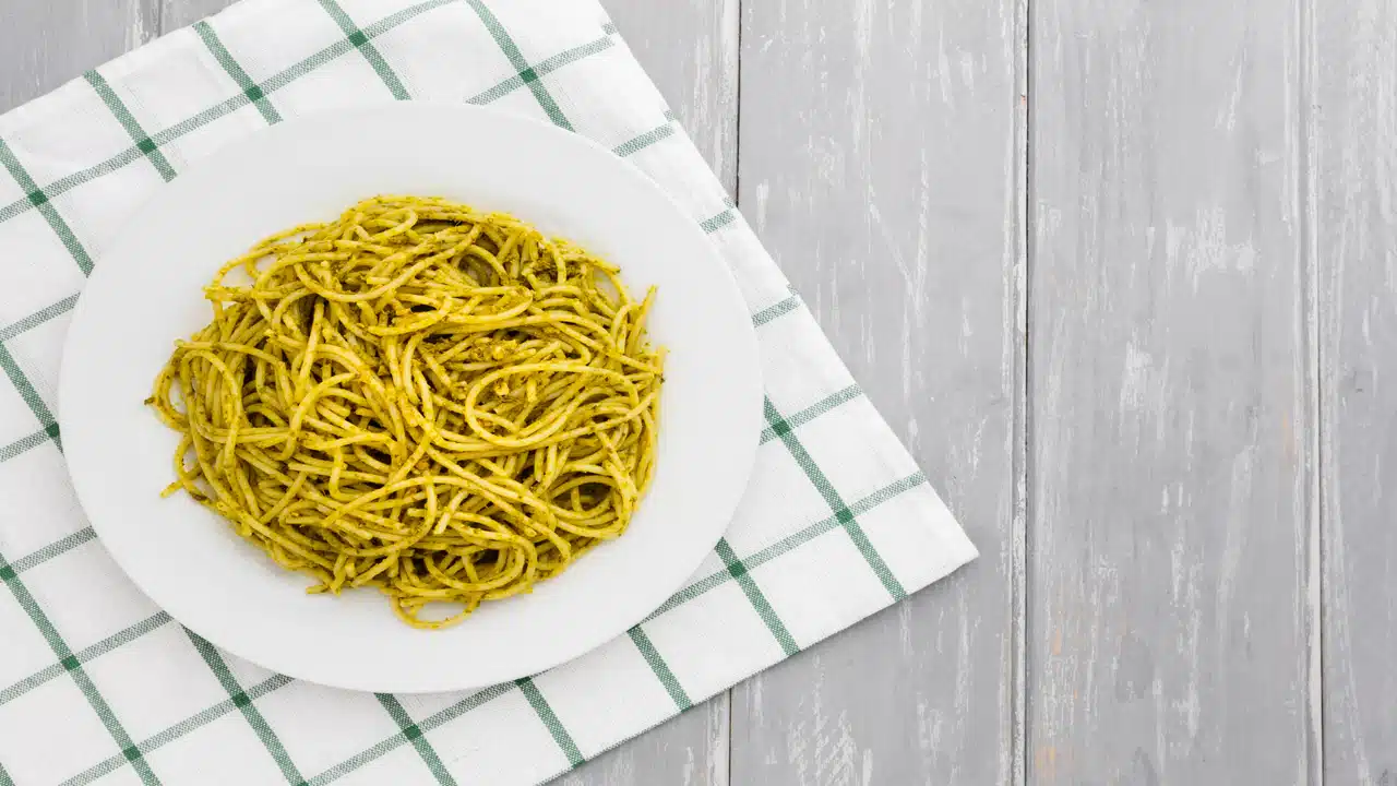 Gaste pouco e se Delicie com esse Macarrão ao Alho e Óleo