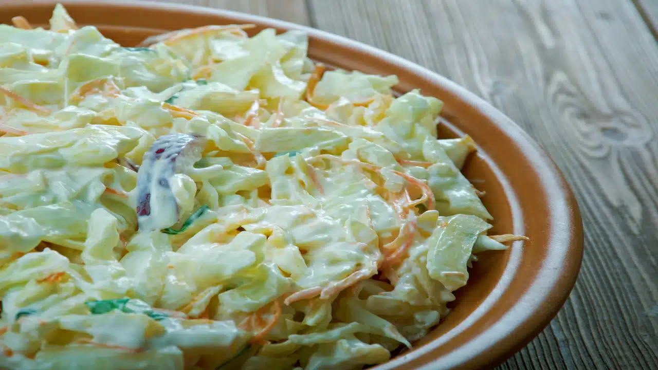 Salada de Repolho Crocante: Leve, Refrescante e Cheia de Sabor