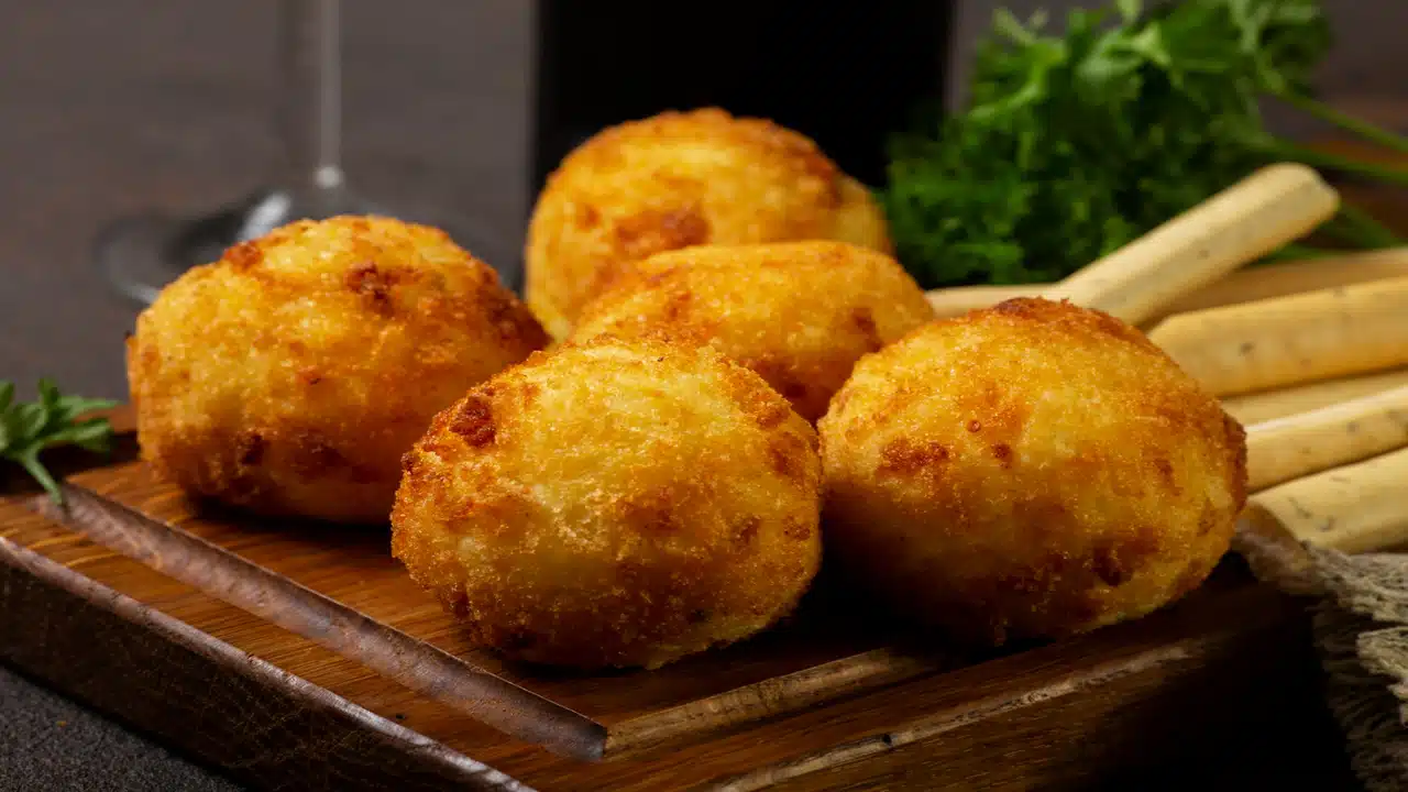 Receita de Bolinho de Arroz com Queijo: Delicioso e Crocante