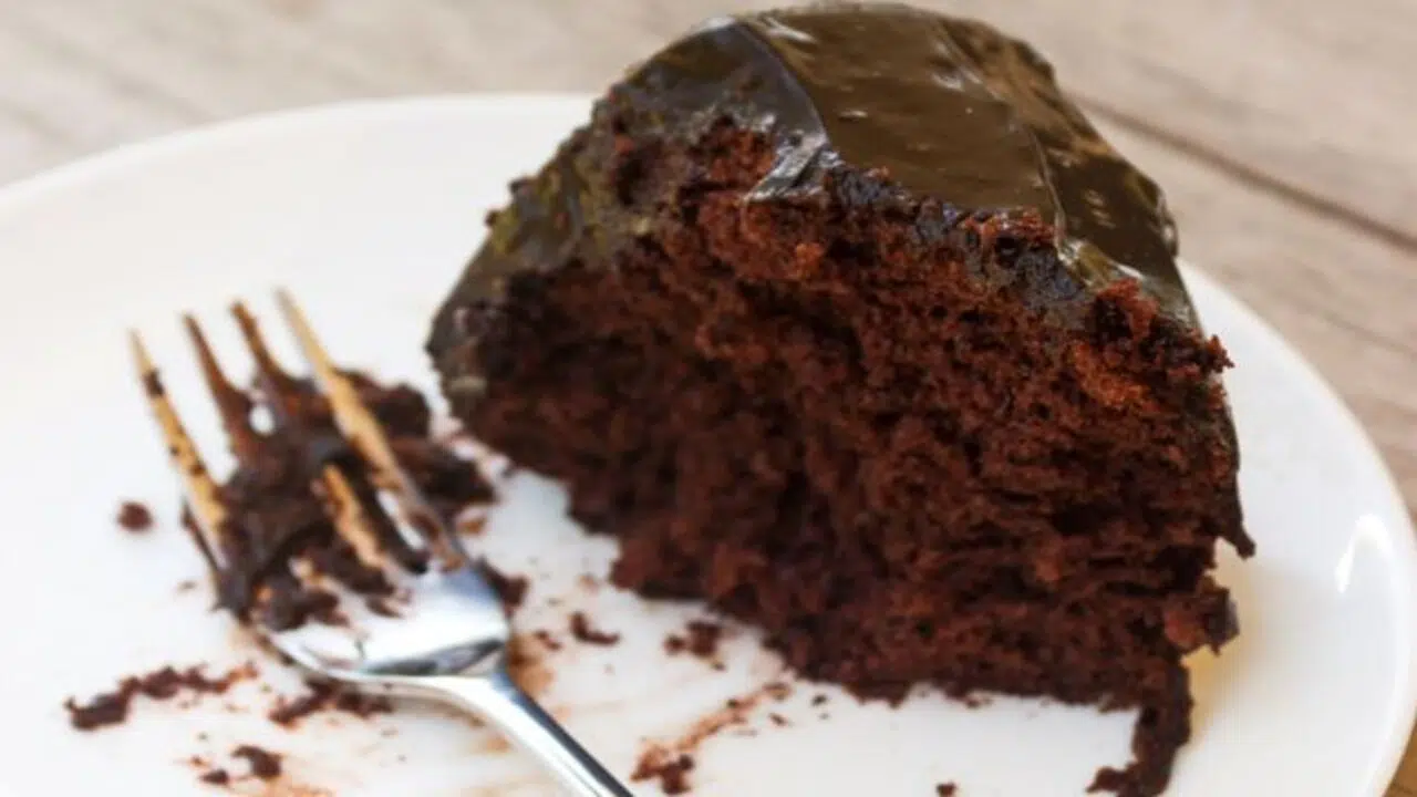 O Melhor Bolo de Chocolate Caseiro com Cobertura – Faça Hoje Mesmo!