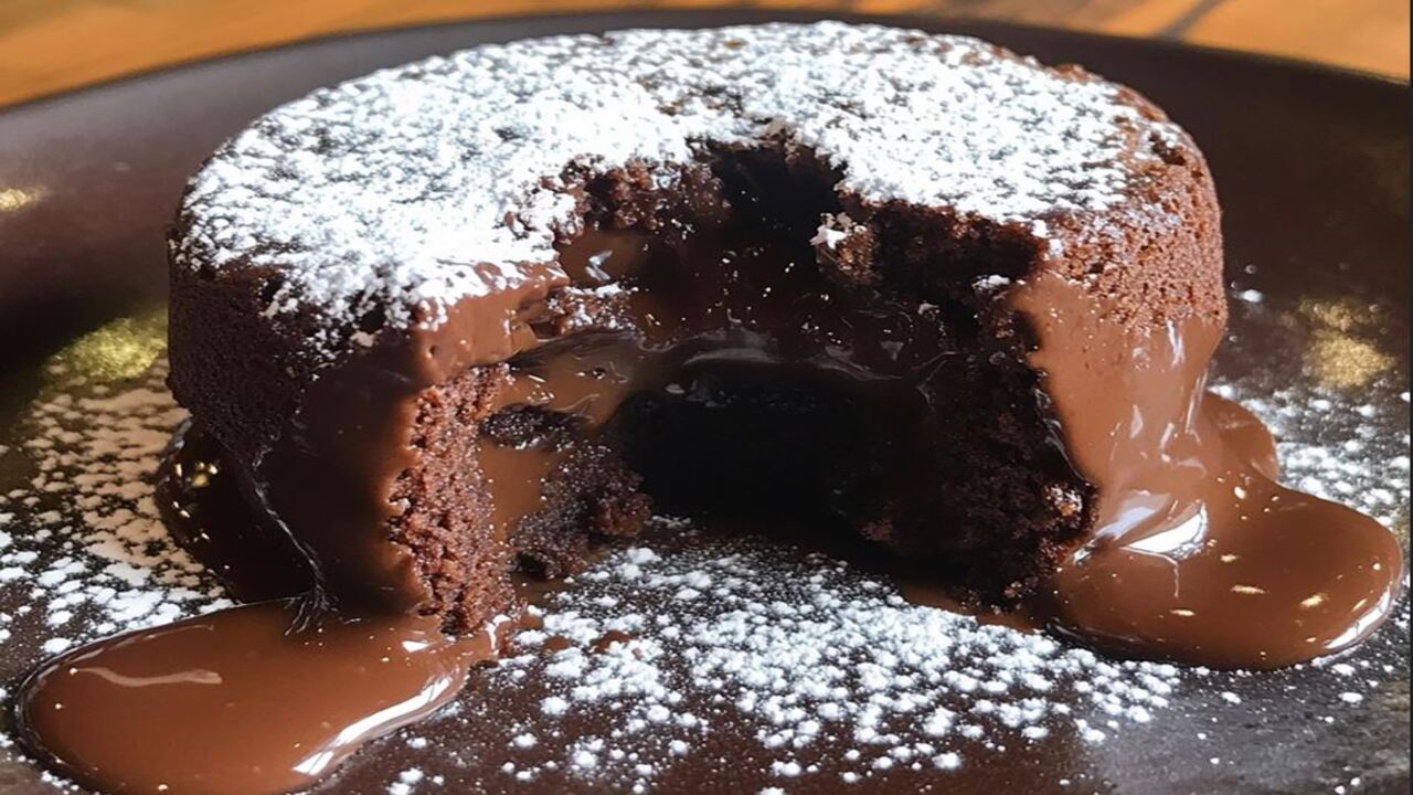 Receita de Bolo Nega Maluca com Cobertura Cremosa de Chocolate