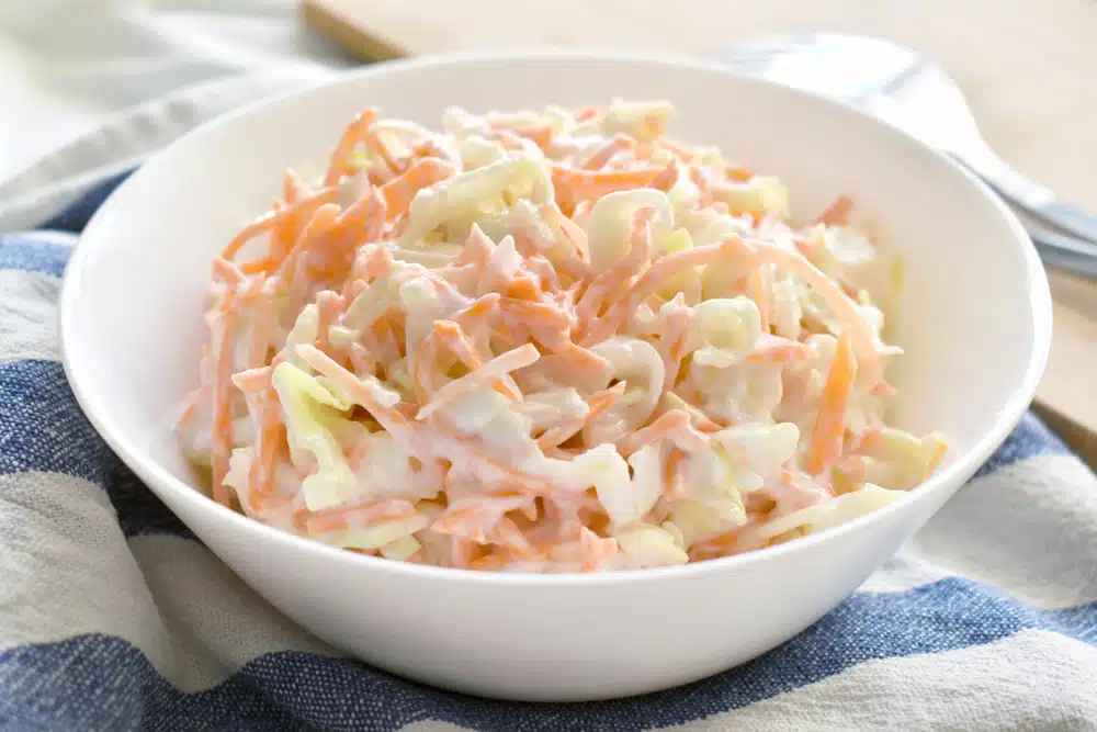 Salada de Repolho Cremoso Perfeita para Churrascos