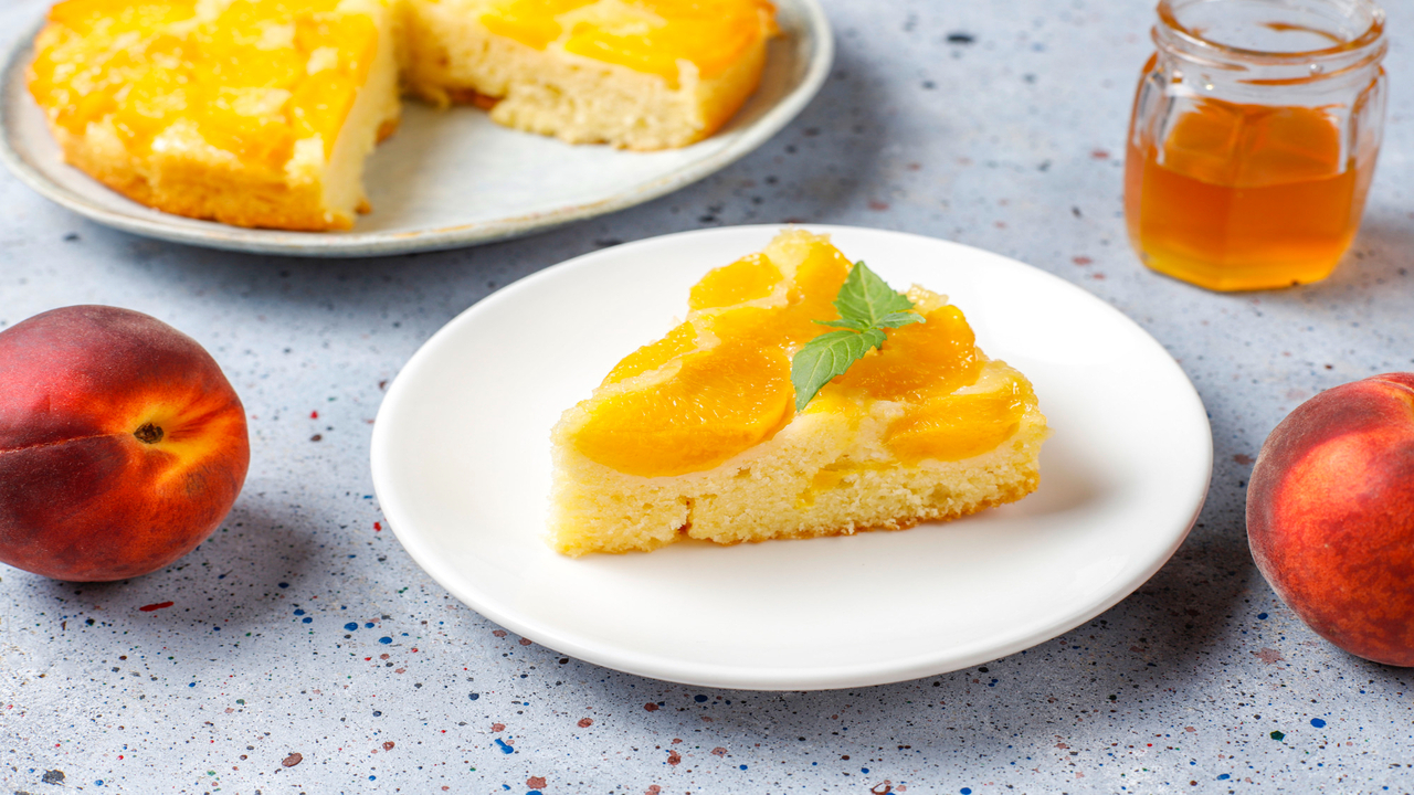 Sobremesa Gelada de Pêssego em Calda com Base de Biscoito Maisena